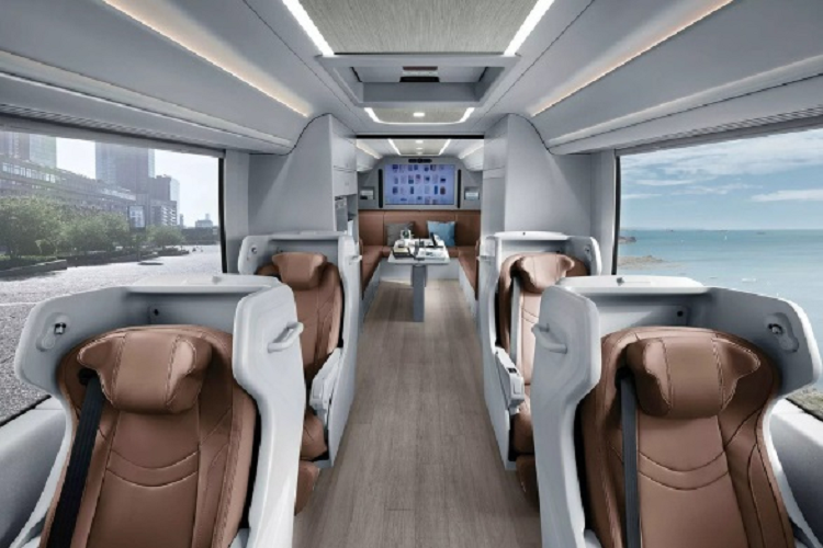 Khách hàng có thể tùy biến chiếc xe buýt Hyundai Universe 2023 mới này từ 10 ghế, 12 ghế, 12+1 (một không gian thảo luận lớn phía trước), 13 ghế tạo thành không gian làm việc chung hoặc 13 ghế tách rời.