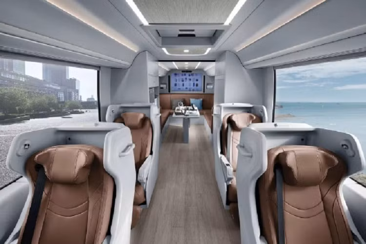 Khách hàng có thể tùy biến chiếc xe buýt Hyundai Universe 2023 mới này từ 10 ghế, 12 ghế, 12+1 (một không gian thảo luận lớn phía trước), 13 ghế tạo thành không gian làm việc chung hoặc 13 ghế tách rời.