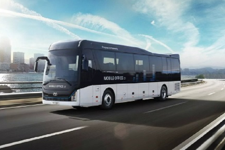 Cụ thể, chiếc xe bus Hyundai Universe Mobile Office 2023 mới này này có 3 khu vực riêng biệt. Phần đầu và đuôi xe được thiết kế để làm phòng họp chung. Phòng họp sẽ được trang bị những chiếc bàn lớn hiện đại có khả năng gấp gọn, có ghế sofa, không gian để đồ riêng và hệ thống thoại qua video.