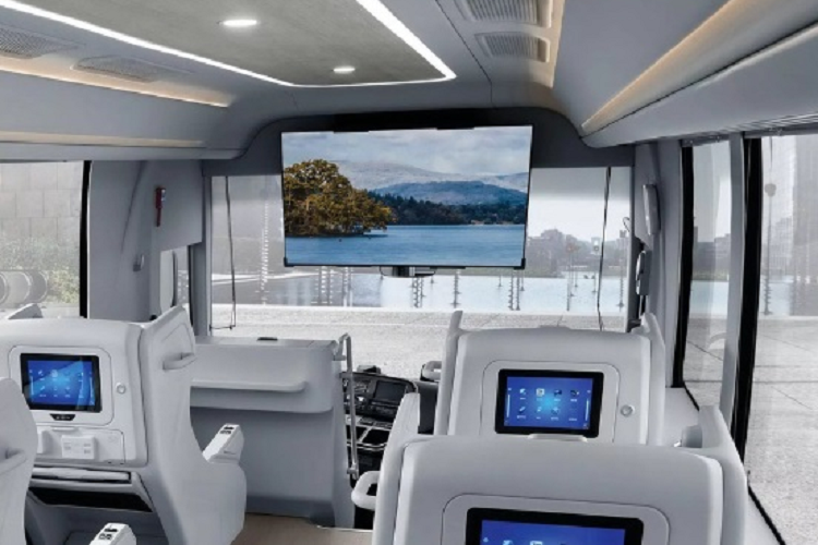 Phiá khoang giữa của mẫu xe buýt nhà Hyundai sẽ có các ghế đơn để phục vụ các cá nhân làm việc độc lập. Những chiếc ghế có nhiều chức năng, cho phép người dùng ngả lưng. Bên cạnh đó, người dùng cũng được trang bị thêm bàn làm việc riêng, sạc điện thoại không dây, hệ thống giải trí và cả không gian để đồ cá nhân đi kèm.