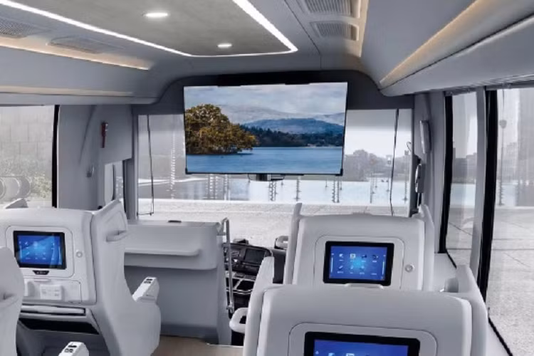 Phiá khoang giữa của mẫu xe buýt nhà Hyundai sẽ có các ghế đơn để phục vụ các cá nhân làm việc độc lập. Những chiếc ghế có nhiều chức năng, cho phép người dùng ngả lưng. Bên cạnh đó, người dùng cũng được trang bị thêm bàn làm việc riêng, sạc điện thoại không dây, hệ thống giải trí và cả không gian để đồ cá nhân đi kèm.