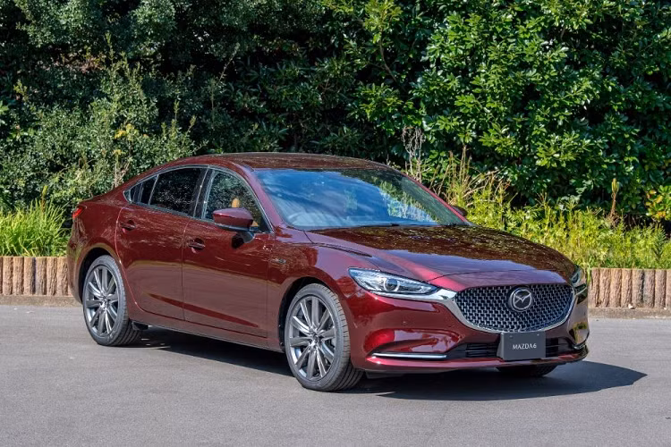 Vào hôm 9/12/2022 vừa qua, hãng Mazda đã tung ra phiên bản 2023 của dòng sedan hạng trung Mazda6 ở thị trường Nhật Bản. Tại xứ sở hoa anh đào, mẫu xe này có tổng cộng 7 bản trang bị, bao gồm 20S, 25S Sports Appearance, 25S L Package, XD, XD Sports Appearance, XD L Package và Mazda6 XD bản 20th Anniversary Edition.