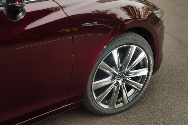 Không chỉ có thêm bản trang bị mới, Mazda6 2023 tại thị trường Nhật Bản còn được bổ sung những màu sơn ngoại thất là đỏ Artisan Red, trắng Rhodium White và nâu vàng Platinum Quartz. Trong đó, màu đỏ đậm Artisan Red sẽ dành riêng cho Mazda6 20th Anniversary Edition. 