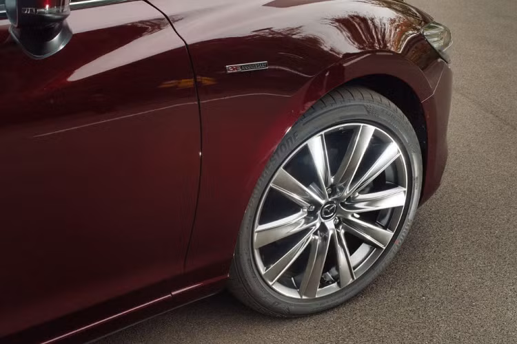 Không chỉ có thêm bản trang bị mới, Mazda6 2023 tại thị trường Nhật Bản còn được bổ sung những màu sơn ngoại thất là đỏ Artisan Red, trắng Rhodium White và nâu vàng Platinum Quartz. Trong đó, màu đỏ đậm Artisan Red sẽ dành riêng cho Mazda6 20th Anniversary Edition. 