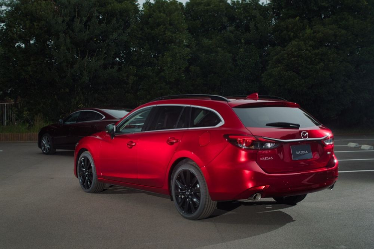 Ở 2 bản Sports Appearance, Mazda6 2023 tạo sự khác biệt bằng bộ vành nhôm 19 inch và ốp gương ngoại thất sơn màu đen bóng. Thêm vào đó là nẹp trên cản trước và baga nóc cũng sơn màu đen nhằm nhấn mạnh sự thể thao. Bên trong bản Sports Appearance là không gian nội thất bọc da màu đỏ đậm phối đen tương phản.