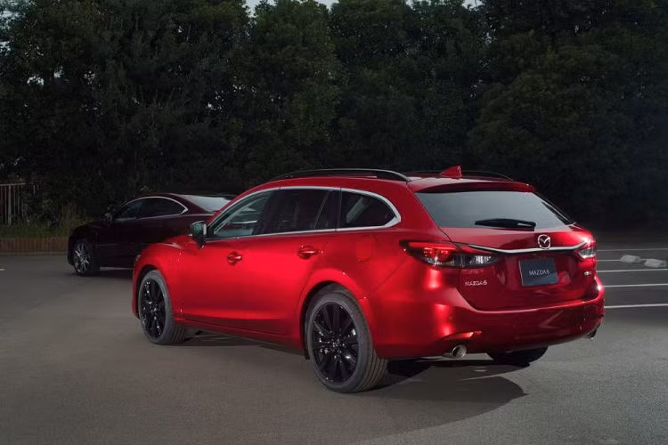 Ở 2 bản Sports Appearance, Mazda6 2023 tạo sự khác biệt bằng bộ vành nhôm 19 inch và ốp gương ngoại thất sơn màu đen bóng. Thêm vào đó là nẹp trên cản trước và baga nóc cũng sơn màu đen nhằm nhấn mạnh sự thể thao. Bên trong bản Sports Appearance là không gian nội thất bọc da màu đỏ đậm phối đen tương phản.