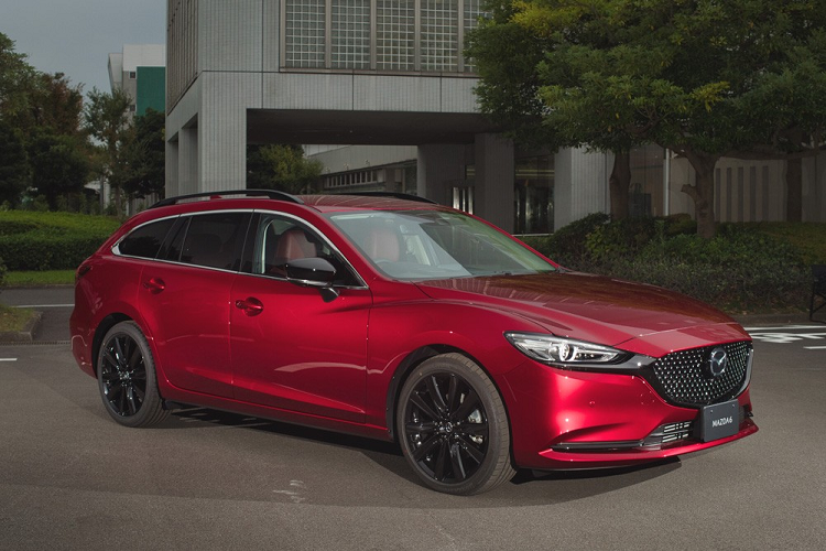 Trong đó, 25S Sports Appearance và XD Sports Appearance là 2 bản trang bị mới. Riêng phiên bản đặc biệt Mazda6 20th Anniversary Edition ra đời nhằm kỷ niệm 20 năm có mặt trên thị trường của mẫu sedan cỡ D này.