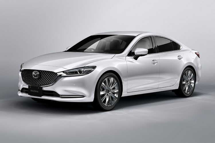 Tại thị trường Nhật Bản, giá xe Mazda6 2023 có mức bán ra dao động từ 2.962.300 - 4.518.800 Yên (khoảng 524 - 800 triệu đồng). Trong khi đó, Mazda6 20th Anniversary Edition có giá từ 4.422.000 - 4.662.900 Yên (782 - 825 triệu đồng).