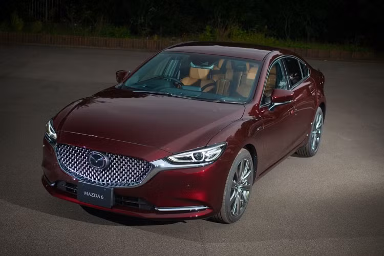 Bên trong xe, Mazda6 phiên bản đặc biệt được nhà sản xuất nâng cấp bằng logo "20th Anniversary" thêu trên tựa đầu ghế trước/thảm sàn, mặt táp-lô cũng như tapi cửa bọc da màu nâu và ghế bọc da Nappa. 