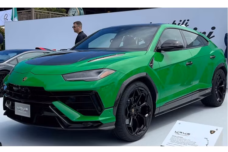 Tại triển lãm Pebble Beach Concours d'Elegance 2022 hiện đang diễn ra tại Mỹ, hãng Lamborghini đã chính thức vén màn phiên bản Performante mới của dòng xe Urus. Kể từ khi trình làng, Urus đã định nghĩa lại phân khúc SUV hiệu suất cao. Đến nay, Lamborghini Urus Performante 2023 mới lại tiếp tục đưa phân khúc này lên một tầm cao mới.