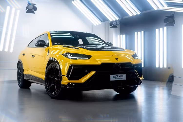 So với Urus thông thường, siêu SUV Lamborghini Urus Performante 2023 sở hữu ngoại hình khác biệt ở một số chi tiết như cản trước hầm hố hơn và khe gió trên nắp ca-pô nhằm tăng khả năng tản nhiệt cho khối động cơ mạnh mẽ bên dưới. Khe gió này có thể sơn màu hoặc giữ màu nguyên bản của sợi carbon.