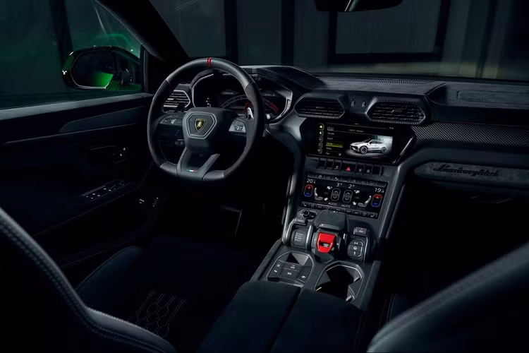 Bước vào bên trong Lamborghini Urus Performante 2023, người lái được chào đón bằng ghế bọc Alcantara màu đen với chỉ khâu hình quả trám, những chi tiết ốp bằng nhôm và vô lăng vát đáy thể thao. Tương tự ghế ngồi, vô lăng của xe cũng được bọc bằng chất liệu Alcantara. Nếu chi thêm tiền cho gói phụ kiện Dark Package, khách hàng có thể bổ sung các nút điều khiển màu đen nhám.