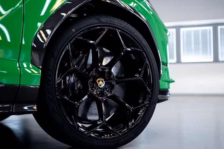 Chưa hết, khách hàng mua Lamborghini Urus Performante 2023 có thể chi thêm tiền cho phần nóc bằng sợi carbon, tương tự Huracan Performante và Super Trofeo. Ngoài nóc, siêu SUV này còn được trang bị bộ chẻ khí trước và khe gió màu đen bằng sợi carbon, mang đến ngoại hình ấn tượng hơn cho xe.