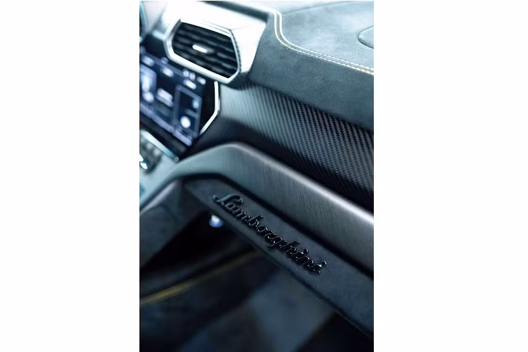 Theo hãng Lamborghini, siêu xe này là mẫu SUV sở hữu nhiều chi tiết bằng sợi carbon nhất trong phân khúc. Nhờ đó, xe nhẹ hơn 47 kg, mang đến hệ số công suất/trọng lượng cao nhất phân khúc.