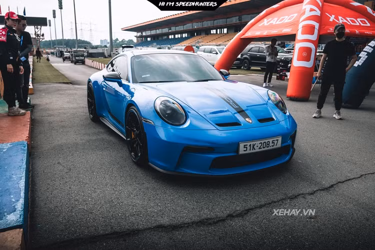 Được biết, chiếc Porsche 911 GT3 2022 của Cường Đô la được mang về nước theo diện nhập khẩu tư nhân. Hiện chưa rõ vị đại gia phố núi phải chi bao nhiêu tiền để sở hữu siêu phẩm này, nhưng có lẽ con số đó không dưới 16 tỷ đồng.