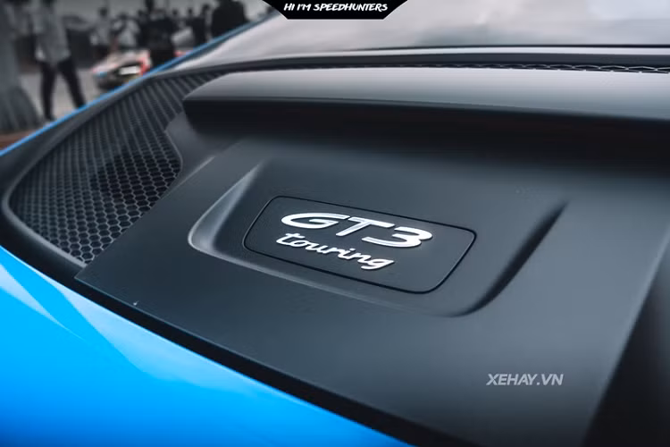 Tại nước ngoài, giá xe Porsche 911 GT3 2022 bán ra từ 143.600 USD (khoảng 3,3 tỷ đồng), mức giá mà nhà phân phối Porsche ở Việt Nam đưa ra là 12,65 tỷ đồng. Mức giá sau lăn bánh của Cường Đô la được cho là hơn 16 tỷ.