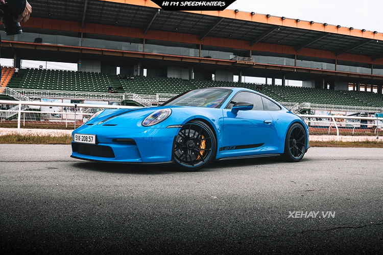 Chủ nhân của chiếc Porsche 911 GT3 thế hệ mới thú vị này chính là doanh nhân Nguyễn Quốc Cường (Cường Đô la). Vào cuối tuần qua, vị đại gia đã tham gia một cuộc họp mặt với "hội siêu xe" ở trường đua Đại Nam, đồng hành cùng anh là chiếc 911 GT3 mới tậu hồi tháng 3 năm nay.