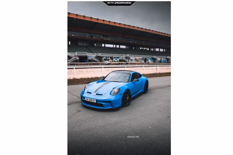 Những chi tiết còn lại trên Porsche 911 GT3 của Cường Đô la vẫn được giữ nguyên, bao gồm cả bộ mâm 5 chấu kép nguyên bản và màu sơn xanh dương Shark Blue - tùy chọn có giá lên tới 4.338 USD (khoảng 100 triệu đồng). Trên nền sơn xanh, xe còn có nhiều chi tiết sơn đen và carbon tương phản.