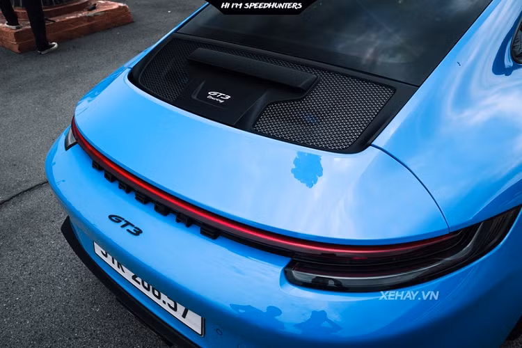 Sự khác biệt rõ rệt về ngoại hình giữa 2 phiên bản Porsche 911 GT3 và GT3 Touring nằm ở nắp động cơ sau, chiếc 911 GT3 của doanh nhân Nguyễn Quốc Cường đã được tháo bỏ cánh gió phía sau, đồng thời gắn thêm logo "GT3 Touring".