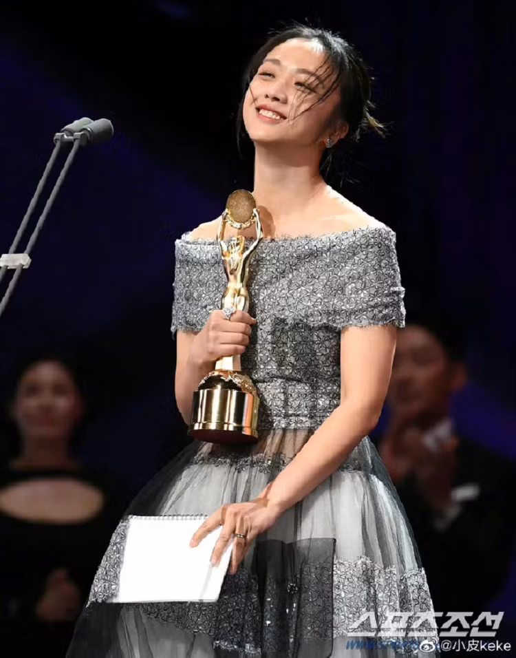 Thang Duy: Tu dien vien bi xua duoi vi canh “nong” toi Anh hau xu Han