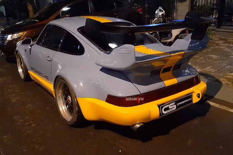 Nguyên bản, Porsche 930 Turbo độ RUF có màu sơn ngoại thất đen, nhưng sau khi về với chủ nhân xe được dán bộ áo đặc trưng của hãng dầu nhớt Gulf. Cụ thể, xe có lớp “áo” xanh da trời kết hợp với các điểm nhấn của nửa thân dưới màu cam nổi bật.