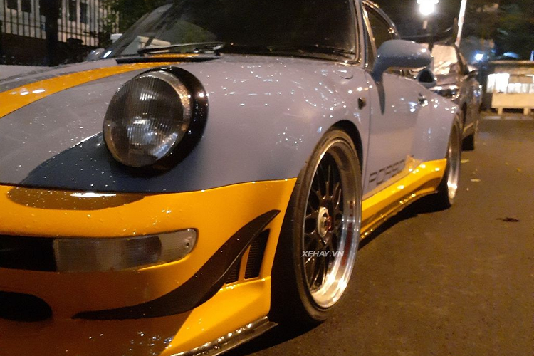 Với bộ bodykit độ bởi RUF, Porsche 930 Turbo hàng hiếm này trở nên hầm hố và thể thao hơn. Xe có các chi tiết độ của hãng RUF như tem, mâm và cánh gió đuôi phía sau khổng lồ. Riêng bộ mâm độ 19 inch của RUF đi kèm cặp kẹp phanh Brembo.