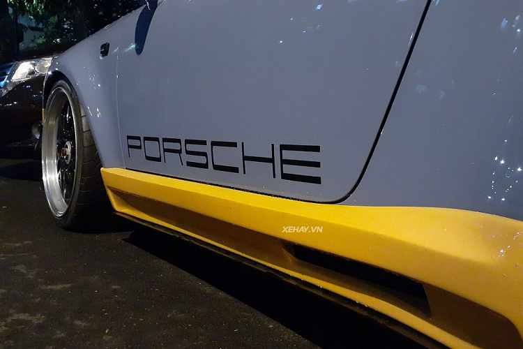 Bên trong cabin, siêu xe Porsche 930 Turbo độ RUF được trang bị ghế ngồi thể thao dạng xe đua của hãng Bride đến từ Nhật Bản, đồng hồ độ, vô-lăng của hãng RUF và cả hộp số 5 cấp Dogleg.