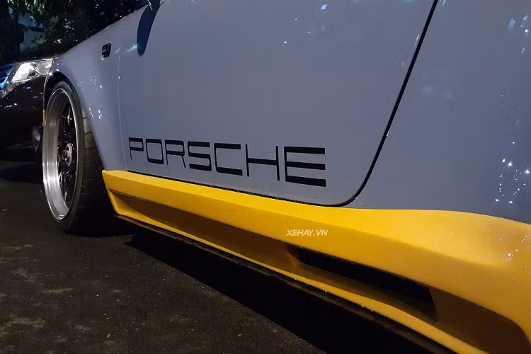 Bên trong cabin, siêu xe Porsche 930 Turbo độ RUF được trang bị ghế ngồi thể thao dạng xe đua của hãng Bride đến từ Nhật Bản, đồng hồ độ, vô-lăng của hãng RUF và cả hộp số 5 cấp Dogleg.