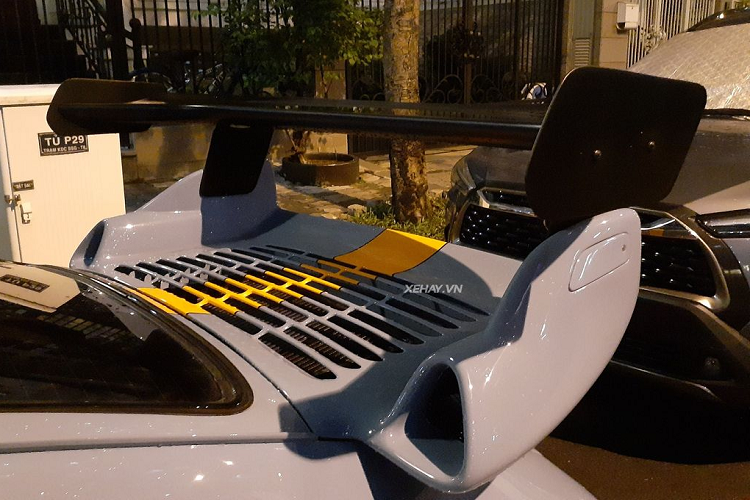 Porsche 930 Turbo là mẫu xe đòi hỏi người cầm lái phải có kĩ năng tốt bởi chiếc xe này sở hữu trục cơ sở ngắn, động cơ đặt sau, dễ xảy ra tình trạng thừa lái và turbo-lag. Tuy vậy, đây vẫn là một trong những phiên bản 911 được nhiều người hâm mộ xe săn đón.