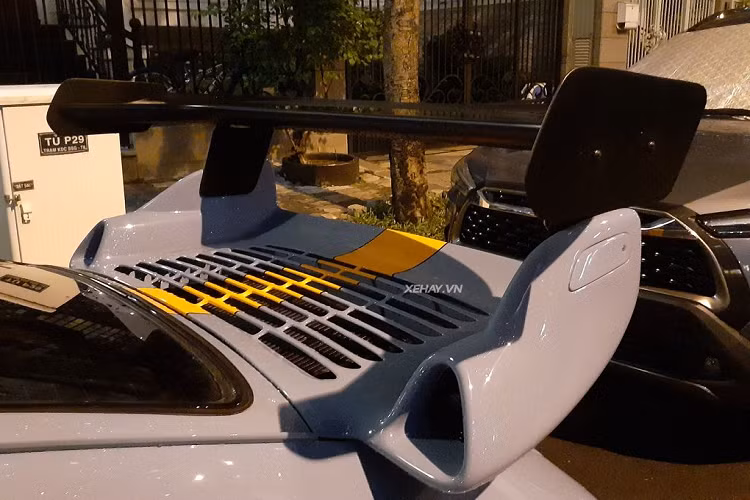 Porsche 930 Turbo là mẫu xe đòi hỏi người cầm lái phải có kĩ năng tốt bởi chiếc xe này sở hữu trục cơ sở ngắn, động cơ đặt sau, dễ xảy ra tình trạng thừa lái và turbo-lag. Tuy vậy, đây vẫn là một trong những phiên bản 911 được nhiều người hâm mộ xe săn đón.