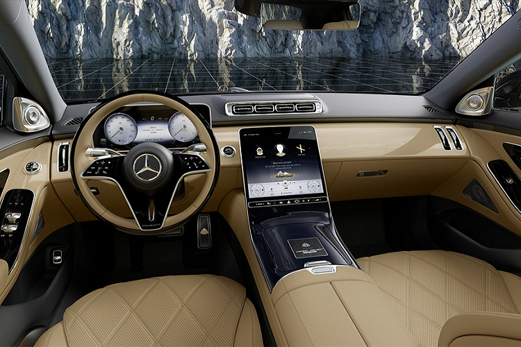 Bộ thảm lót sàn màu đen tuyền trên xe được bo viền với đường chỉ màu vàng cát tương phản nổi bật và trang trí bằng logo Mercedes-Maybach thêu nổi. Một logo collab Maybach x Virgil Abloh cỡ lớn cũng được đặt ở vị trí chính giữa yên ngựa trung tâm, bên trên nền đen huyền bí của nắp bệ tỳ tay. Logo này cũng đồng thời được đặt trân trọng trên gối tựa đầu, đệm lưng; có đánh số thứ tự sản xuất trong 150 chiếc xe giới hạn.