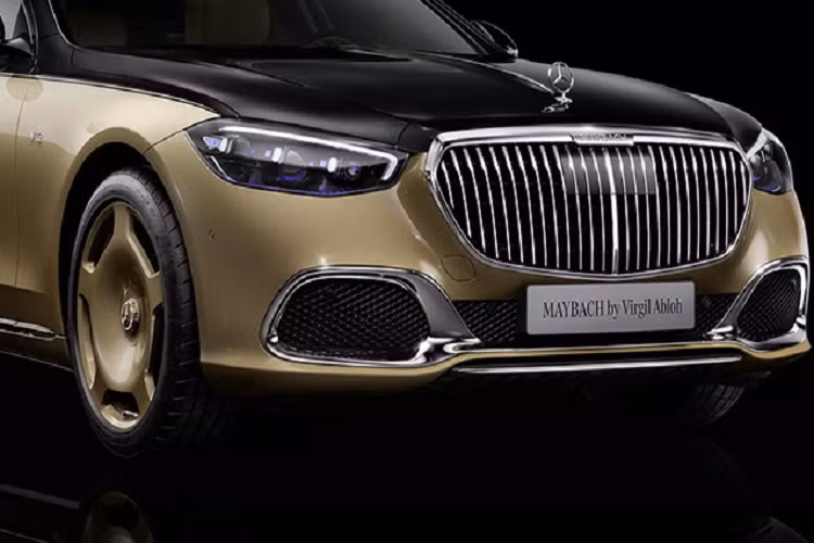 Phiên bản Mercedes-Maybach S680 2023 By Virgil Abloh khoác lên mình kiểu thiết kế hai tông màu truyền thống ở phía ngoại thất, nhưng sự phá cách nằm ở việc phối trộn tông màu: Trong khi nửa bên trên của xe được sơn màu đen bóng, thì nửa dưới của xe lại có màu vàng đồng, bao gồm cả bộ mâm quen thuộc với thiết kế dày bản thể hiện sự quyền lực của chủ nhân.