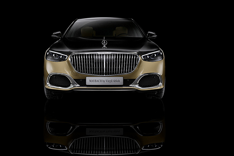 Tông màu vàng - đen này cũng được duy trì cả ở bên trong khoang nội thất của xe, lẫn bộ phụ kiện thời trang độc đáo, bao gồm nhiều món đồ hiệu "chanh sả". Vô-lăng, mặt táp-lô, táp-pi cửa, yên ngựa trung tâm, trần xe, ghế ngồi - mọi chi tiết chi tiết trong cabin được khéo léo kết hợp bởi gam hai màu vàng cát và đất đen, đem đến một vẻ đẹp vừa sang trọng, nhưng vẫn giữ được cái chất bụi bặm trên hành trình rong ruổi.