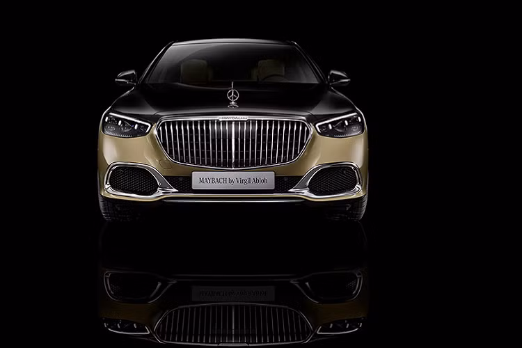 Tông màu vàng - đen này cũng được duy trì cả ở bên trong khoang nội thất của xe, lẫn bộ phụ kiện thời trang độc đáo, bao gồm nhiều món đồ hiệu "chanh sả". Vô-lăng, mặt táp-lô, táp-pi cửa, yên ngựa trung tâm, trần xe, ghế ngồi - mọi chi tiết chi tiết trong cabin được khéo léo kết hợp bởi gam hai màu vàng cát và đất đen, đem đến một vẻ đẹp vừa sang trọng, nhưng vẫn giữ được cái chất bụi bặm trên hành trình rong ruổi.