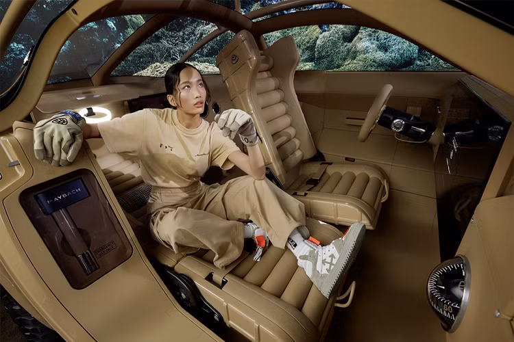 Và đặc biệt hơn hết, hững khách hàng đặt mua Mercedes-Maybach S680 bản thời trang cực độc này cũng sẽ đồng thời nhận được một hộp gỗ bọc da Nappa màu cát với logo của thương hiệu siêu sang và Abloh.