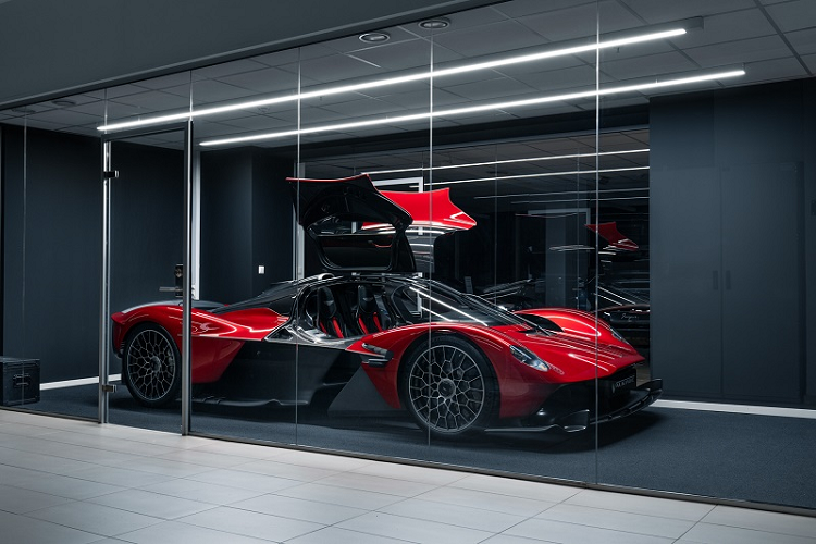 Chiếc Aston Martin Valkyrie hàng hiếm này trông tuyệt đẹp với màu sơn Supernova Red cùng rất nhiều điểm nhấn bằng sợi carbon tương phản bao gồm bộ chia gió phía trước.