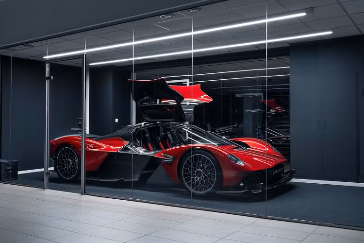 Chiếc Aston Martin Valkyrie hàng hiếm này trông tuyệt đẹp với màu sơn Supernova Red cùng rất nhiều điểm nhấn bằng sợi carbon tương phản bao gồm bộ chia gió phía trước.