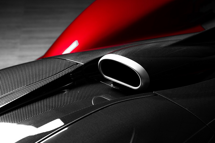 Cung cấp sức mạnh cho Aston Martin Valkyrie là động cơ V12 6.5L hút khí tự nhiên kết hợp cùng một mô-tơ điện cho tổng công suất 1.134 mã lực và momen xoắn cực đại 900 Nm tại 6.000 vòng/phút.