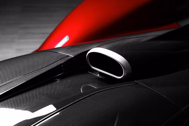 Cung cấp sức mạnh cho Aston Martin Valkyrie là động cơ V12 6.5L hút khí tự nhiên kết hợp cùng một mô-tơ điện cho tổng công suất 1.134 mã lực và momen xoắn cực đại 900 Nm tại 6.000 vòng/phút.