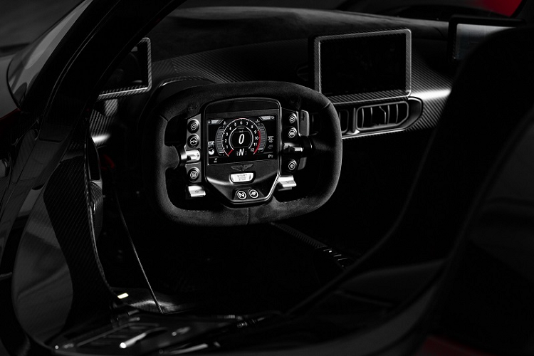 Khác với phần lớn mẫu xe đua đường trường hiện nay, nội thất của Valkyrie được trang bị đến 4 màn hình, bao gồm một màn hình tích hợp trên vô lăng, một màn hình thông tin giải trí trung tâm và hai màn hình đóng vai trò như cụm gương chiếu hậu.