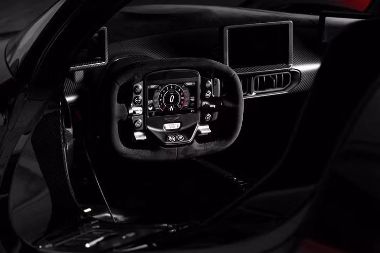 Khác với phần lớn mẫu xe đua đường trường hiện nay, nội thất của Valkyrie được trang bị đến 4 màn hình, bao gồm một màn hình tích hợp trên vô lăng, một màn hình thông tin giải trí trung tâm và hai màn hình đóng vai trò như cụm gương chiếu hậu.