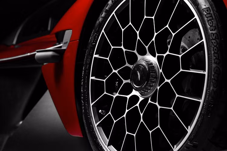 Lần đầu ra mắt tại triển lãm Geneva 2019, Aston Martin Valkyrie là ngôi sao sáng nhất trong dàn xe của thương hiệu Anh Quốc với số lượng sản xuất giới hạn 150 chiếc trên toàn thế giới. Ngoài ra, Aston Martin còn cung cấp thêm 25 chiếc Valkyrie AMR Pro dành cho đường đua, và tất cả chúng cũng đều đã có chủ.