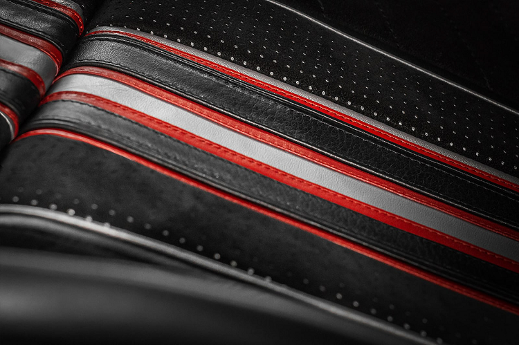 Những thay đổi về vật liệu chế tạo khung gầm không chỉ giúp giảm “cân nặng” mà còn làm tăng độ cứng và độ bền đáng kể so với các nền tảng trước đó. Điều này giúp cho khối lượng của Ferrari SF90 chỉ dừng ở mức 1.570 kg.