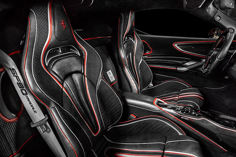 Carlex cũng đã tiến hành chỉnh sửa lại phần vô lăng và bảng điều khiển của xe. Thương hiệu tiếp tục sử dụng các điểm nổi bật màu đỏ và các họa tiết khác nhau tạo thêm sự ấm áp và sang trọng cho không gian nội thất của xe.