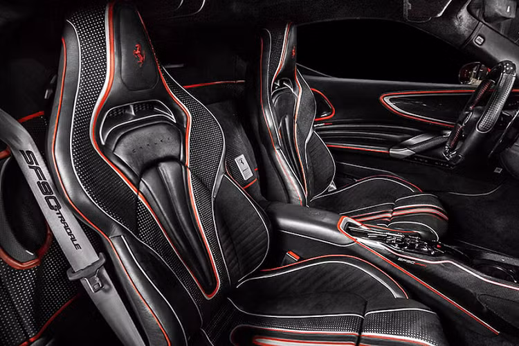 Carlex cũng đã tiến hành chỉnh sửa lại phần vô lăng và bảng điều khiển của xe. Thương hiệu tiếp tục sử dụng các điểm nổi bật màu đỏ và các họa tiết khác nhau tạo thêm sự ấm áp và sang trọng cho không gian nội thất của xe.