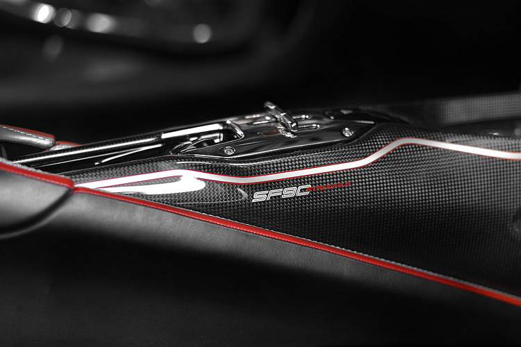 Rào cản lớn nhất với SF90 Stradale chính là việc xe sử dụng hệ truyền động plug-in hybrid thường khá nặng nề. Tuy nhiên, thương hiệu siêu xe nước Ý đã nỗ lực “giảm cân” cho siêu xe Ferrari SF90 Stradale bằng cách sử dụng sợi carbon và hợp kim nhôm để chế tạo thân xe và khung gầm.