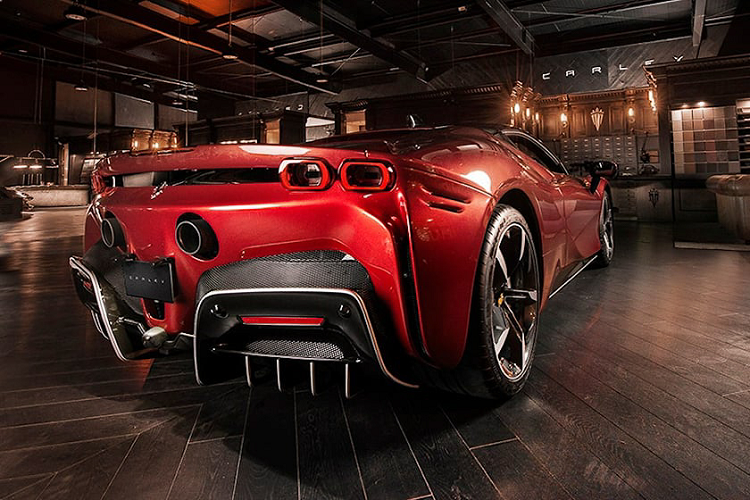 Các đường khâu tinh tế trên tấm che nắng cũng làm tăng thêm hiệu ứng về chiều sâu cho khoang nội thất xe. Việc chọn nâng cấp khoang nội thất thông qua một hãng độ có tay nghề cao như Carlex Design là một sự lựa chọn phù hợp cho những vị chủ nhân ưa thích sự khác biệt.