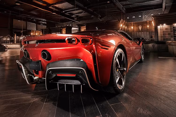 Các đường khâu tinh tế trên tấm che nắng cũng làm tăng thêm hiệu ứng về chiều sâu cho khoang nội thất xe. Việc chọn nâng cấp khoang nội thất thông qua một hãng độ có tay nghề cao như Carlex Design là một sự lựa chọn phù hợp cho những vị chủ nhân ưa thích sự khác biệt.