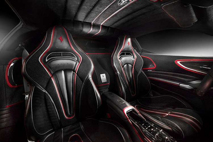 Hệ thống hybrid trên xe gồm 3 mô tơ điện với 2 mô tơ đặt ở cầu trước và 1 mô tơ tích hợp trong hộp số. Ba mô tơ điện này cung cấp cho SF90 Stradale thêm 217 mã lực, qua đó nâng tổng công suất của xe lên 986 mã lực.