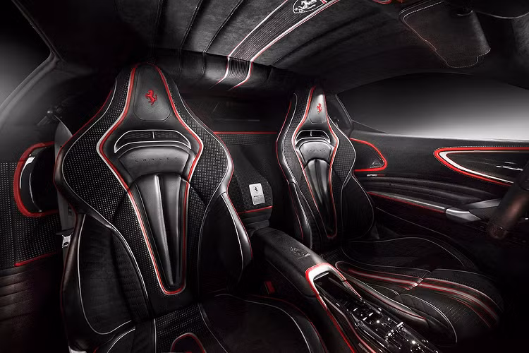 Hệ thống hybrid trên xe gồm 3 mô tơ điện với 2 mô tơ đặt ở cầu trước và 1 mô tơ tích hợp trong hộp số. Ba mô tơ điện này cung cấp cho SF90 Stradale thêm 217 mã lực, qua đó nâng tổng công suất của xe lên 986 mã lực.